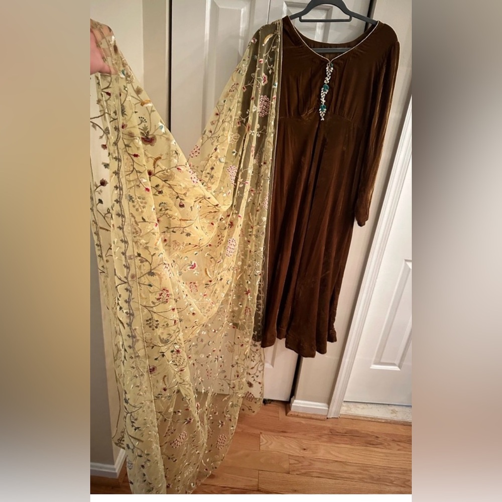 Bundle: 2 Piece Pakistani Luxury Velvet Formal Dress Set. Size custom S. - Picture 8 of 13